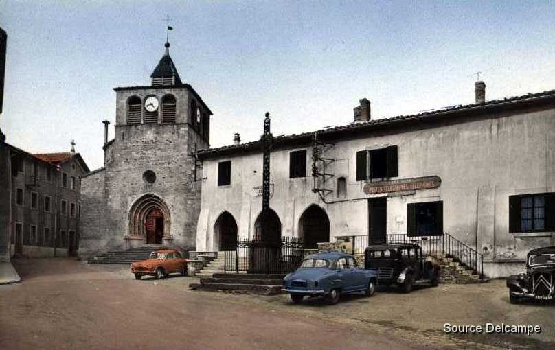 69 Larajasse La place et l Eglise.jpg
